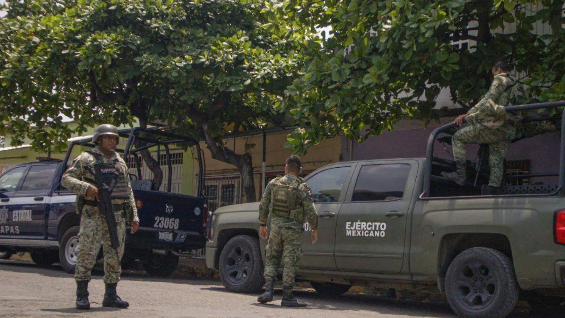 Ejercito vigilando en calles de Chiapas